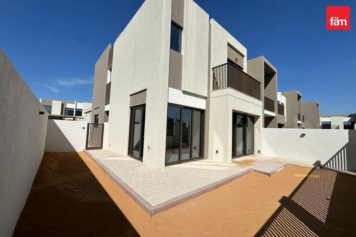 Corner | Close To The Park & Pool | Single Row