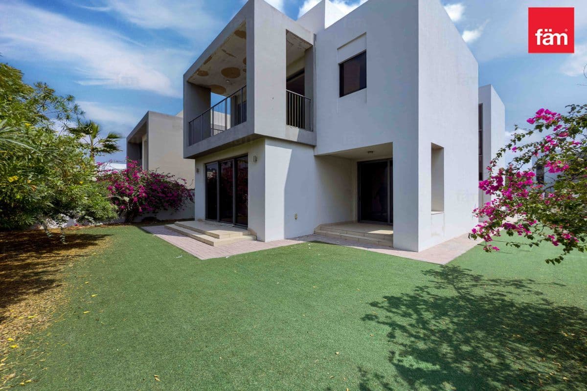 Walking Distance To Mall | Back To Back | Spacious
